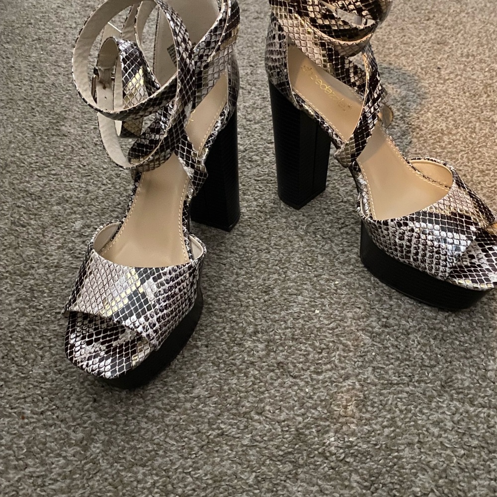 Snake Skin Platform Heels👠👡❤️❤️ - Picture 2 of 3